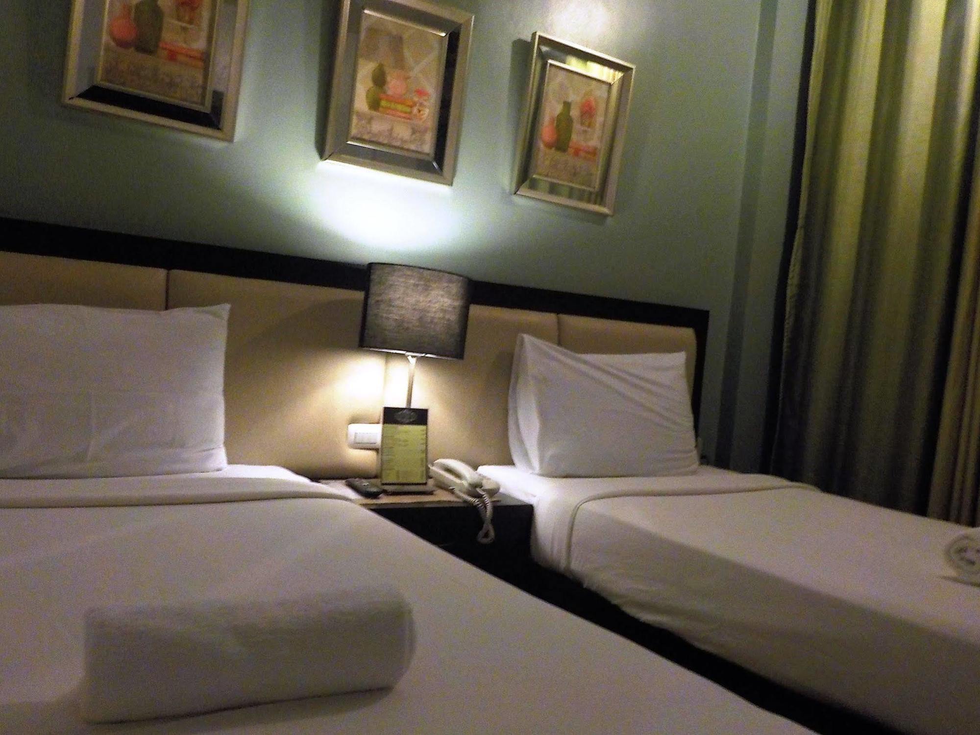 Urban Manor Hotel Roxas City Exterior photo